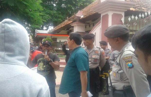 Foto: Kabag Kesra  Akh. Zaini saat menemui massa aksi