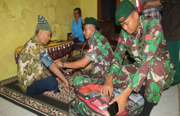 Foto: Tim Kesehatan Yonif Raider 514 Kostrad sat memberikan Pengobatan Kepada Korban Banjir Bandang Ijen Bondowoso