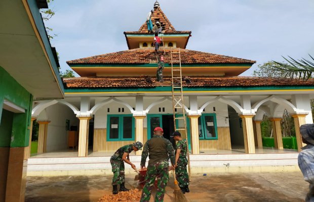 Foto: Koramil Larangan dibantu Babinkamtibmas dan warga Saat perbaiki Musholla