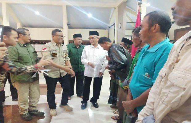 Foto: Penyerahan bantuan kepada korban banjir bandang ijen bondowoso