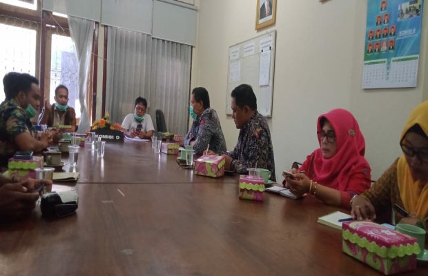 Foto: Sekretaris Dinkes dan Kepala Puskesmas Sukolilo saat menghadiri panggilan komisi D DPRD Bangkalan.