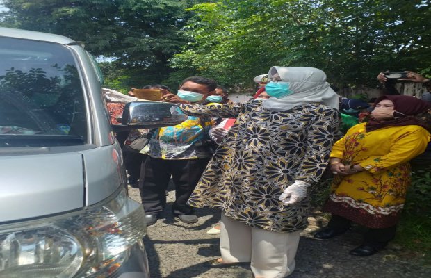 Foto: Bupati Tantri Saat Mengecek Kendaraan Yang Masuk Wilayahnya