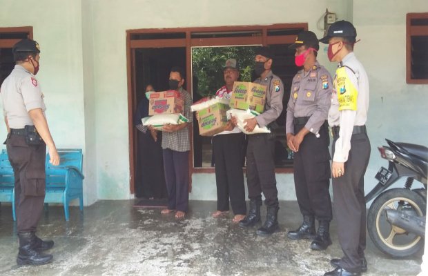 Foto: Penyerahan Bantuan Diwakili Ketua RT 01/RW 02 Dusun Soloh Dajah