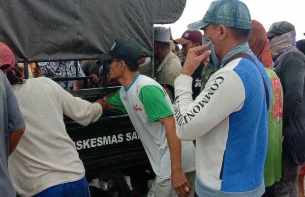 Foto: warga saat mengevakuasi korban tenggelam