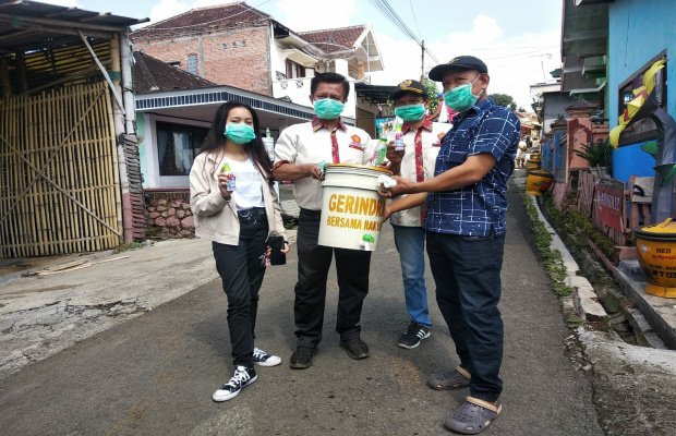 Foto: Anggota DPRD Kota Batu dari Fraksi Partai Gerindra, Agung Sugiono, saat memberikan bantuan berupa sembako, hand sanitizer, dan masker yang diwakili oleh ketua RW.