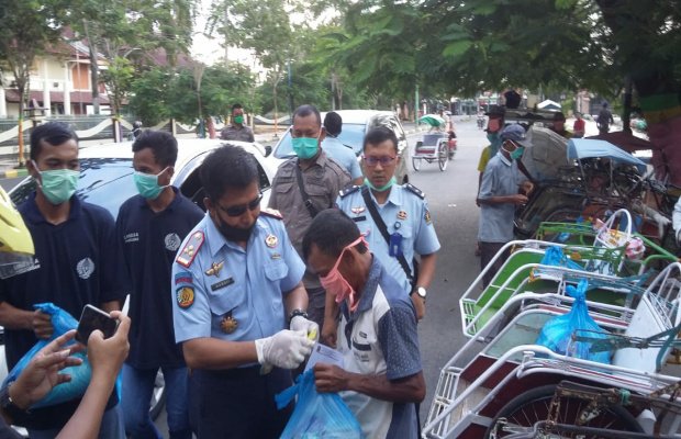 Foto: Kalapas Saat Bagikan Sembako Kepada Abang Becak di Jl. Kabupaten