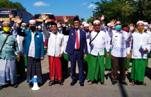 Foto: Bupati Pamekasan saat acara pelepasan 99 Santri Sidogiri di Lapangan Nagara Bhakti Mandhapa Agung Ronggosukowati