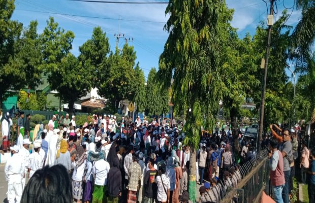 Foto: DPW FPI Sumenep saat menyampaikan tuntutannya di depan kantor Dewan.