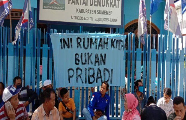 Foto: Kepanasan, sejumlah kader PAC Demokrat Sumenep usai menggelar rapat di depan kantor DPC setempat.