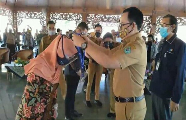 Foto: Bupati menyerahkan atribut kepetugas sensus secara simbolis