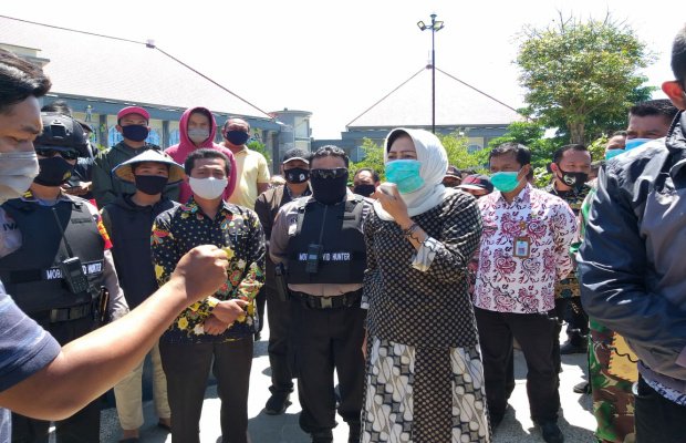 Foto: Walikota Batu saat menemui langsung pendemo 