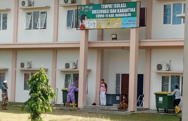 Foto : petugas medis membuang sampah