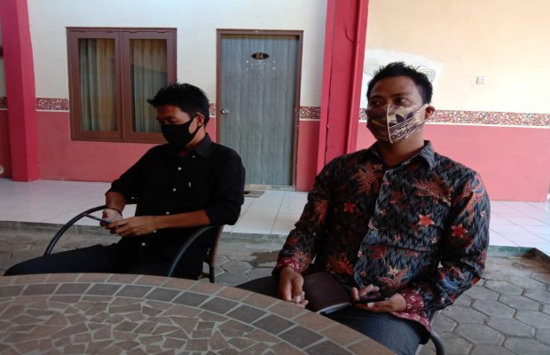 Foto: Ketua Panwascam Sapeken Sunaryo (pakai batik)