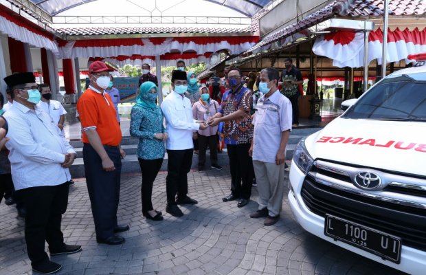 Foto : Bupati Bangkalan Saat Menyerahkan Bantuan Beras ke KPM