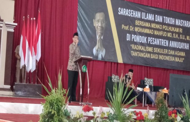  Foto: Prof Mahfud MD saat memberikan cendramata kepada pengasuh Ponpes An-Nuqayah