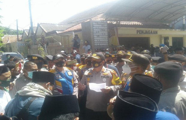 Foto: Kapolres Pamekasan saat menemui massa aksi