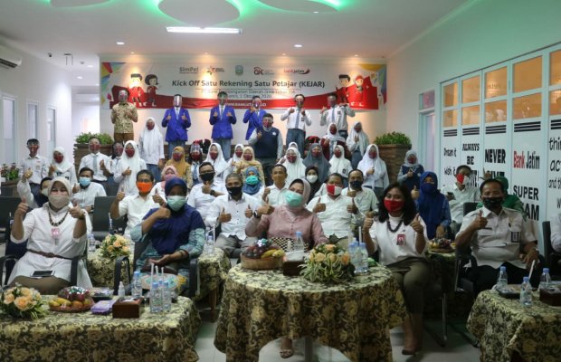 Foto: Walikota Batu bersama seluruh cabang Bank Jatim di Jawa Timur, perwakilan OJK,  