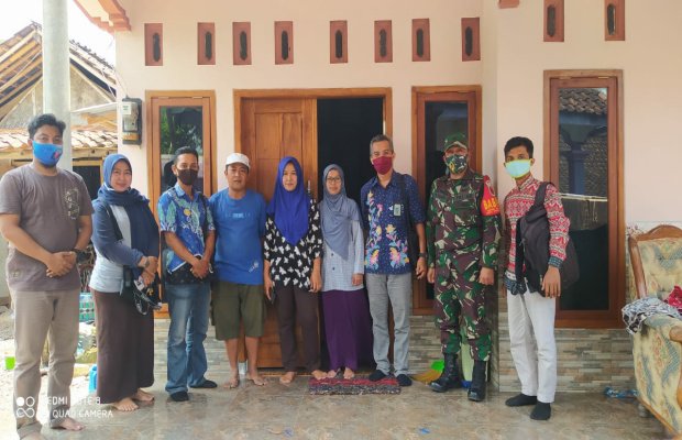 Foto: Patugas Dinsos saar mengkroscek ke lapangan, melibatkan stakeholder terkait