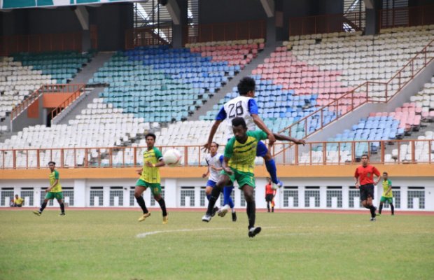  Foto : Dua pemain sedang memperebutkan bola