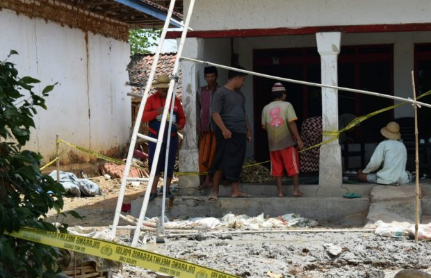 Foto: Warga saat melihat lokasi