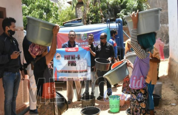 Foto : Masyarakat lagi antri droping air dari PWS