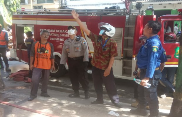 Foto: Sejumlah petugas lengkap dengan Damkar saat mendatangi lokasi