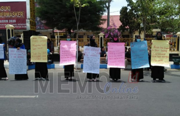Foto : Kader PMII lakukan aksi bungkam di depan Mapolres Sampang