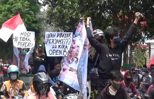 Ribuan massa turun ke jalan tolak UU Omnibus Law Cipta