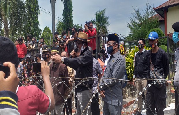 Foto: Ketua DPRD Sumenep Abdul Hamid Ali Munir saat menemui massa aksi 