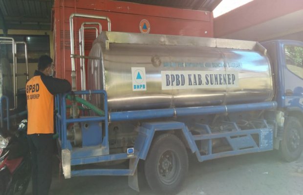  Foto: Petugas BPBD Sumenep saat membersihkan Armada droping air bersih