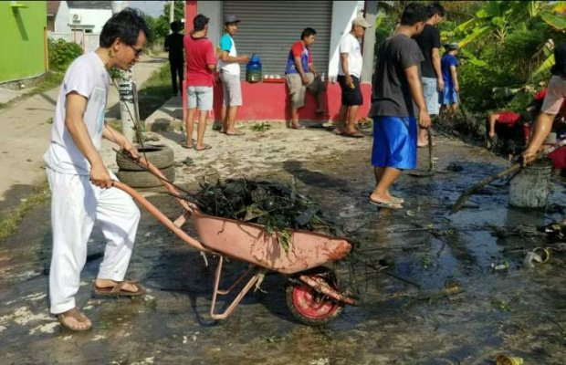 Foto : Kerja bhakti membersihkan lingkungan