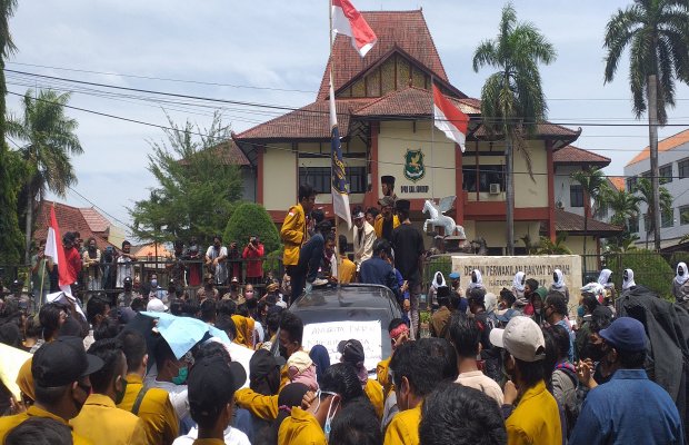 Foto: Ribuan Mahasiswa saat melakukan aksi unjuk rasa ke kantor dprd sumenep 