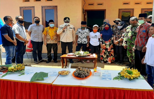 Foto: Wakil Wali kota Malang Ir.Sofyan Edi Jarwoko lima dari kiri sedang memberikan sambutan pada acara peresmian bedah rumah layak huni di Kel.Lesanpuro