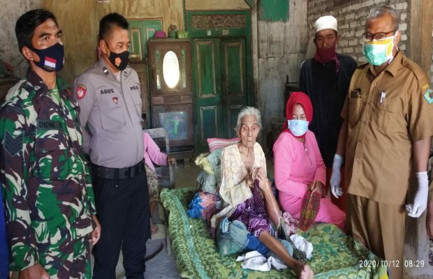 Foto: Kapus Bandaran Pamekasan Bersama Timnya Saat Kunjungi Dan Beri Perawatan Kepada Ibu Amna