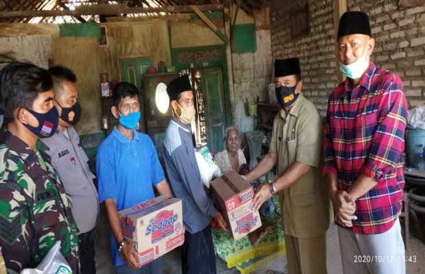 Foto: PLT. Kadinsos Pamekasan Saat Menyerahkan Bansos Berupa Sembako