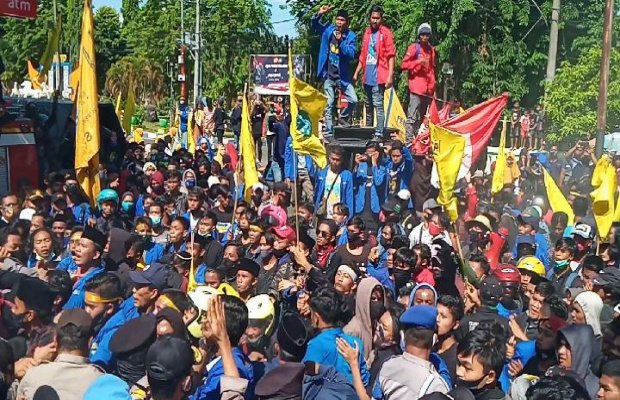 Foto: Ratusan Massa PMII dan GMNI bentrok dengan aparat di pintu masuk Gedung DPRD Sumenep