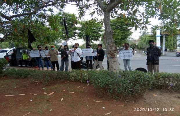 Foto : Risang Bima Wijaya saat berorasi didepan kantor DPRD. 