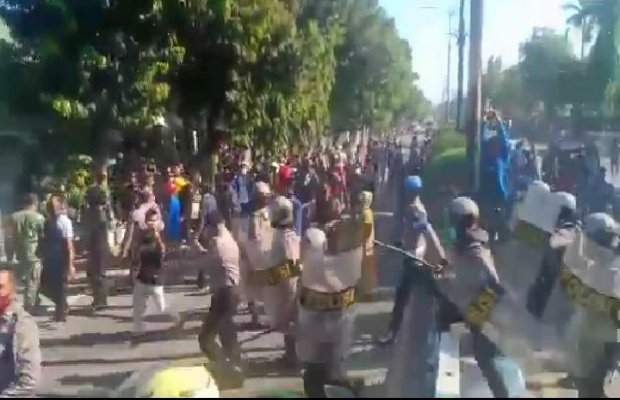 Foto: Mahasiswa bentrok dengan aparat kepolisian