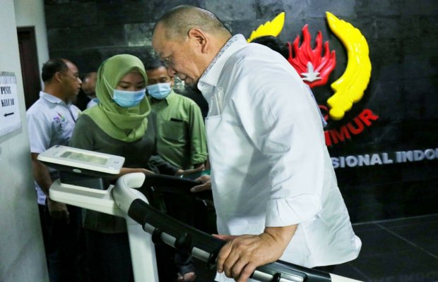 Foto : LaNyalla mencoba Bio Impedance Analysis (BIA) yakni alat tes komposisi tubuh khusus untuk Atlet di kantor KONI Jatim.