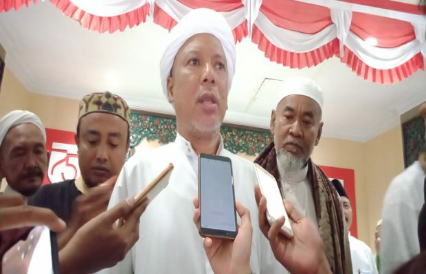  Foto: Ketua FPI Sumenep KH Jurjis Muzammil saat diwawancara