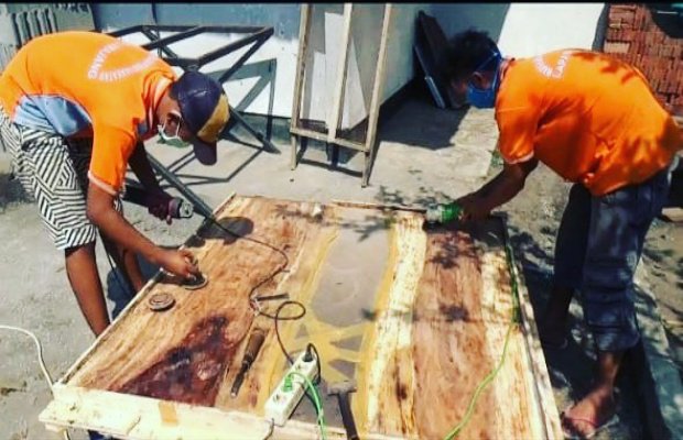 Foto: Dua warga binaan Lapas II B tengah membuat meja