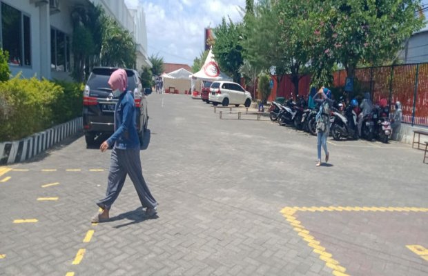 Foto: Mulai beroperasi, sejumlah karyawan hilir-mudik di PT Tanjung Odi