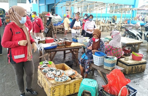 Foto: Kegiatan Bagi Masker Pelelangan Ikan Puger, Jember