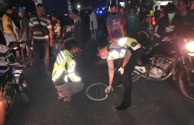Petugas saat melakukan olah TKP pasca kejadian.