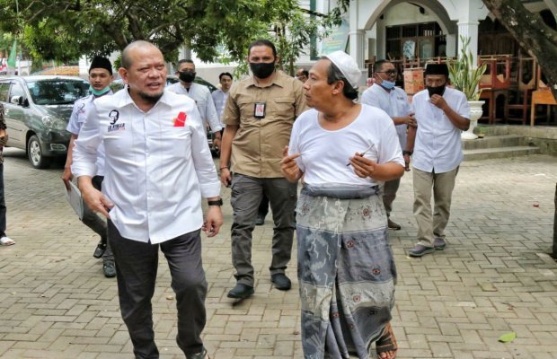 Foto : LaNyalla di Ponpes Termas Pacitan disambut oleh pengasuh Ponpes, Kiai Fuad.