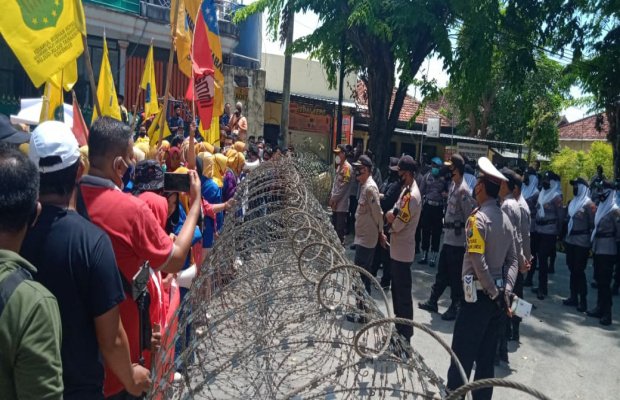 Foto: Massa aksi dibatasi kawat berduri