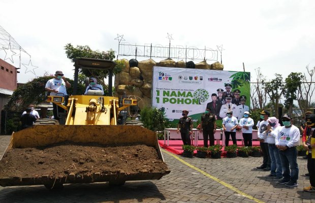 Foto: Walikota Batu saat megoperasikan alat berat excalator untuk menimbun tanah di pohon sepatu dea yang ditanamnya.