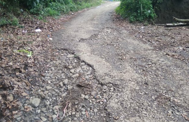 Foto: Kondisi jalan rusak dan berlubang di Lapen Desa Sidomulyo 