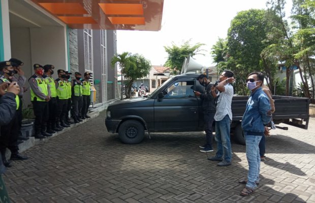 Foto : Aksi demo sejumlah aktivis didepan kantor Disdik Bangkalan