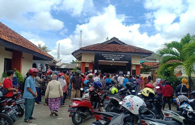 Foto: Antri, ribuan pendaftar memadati kantor Dinas Koperasi UMKM Sumenep